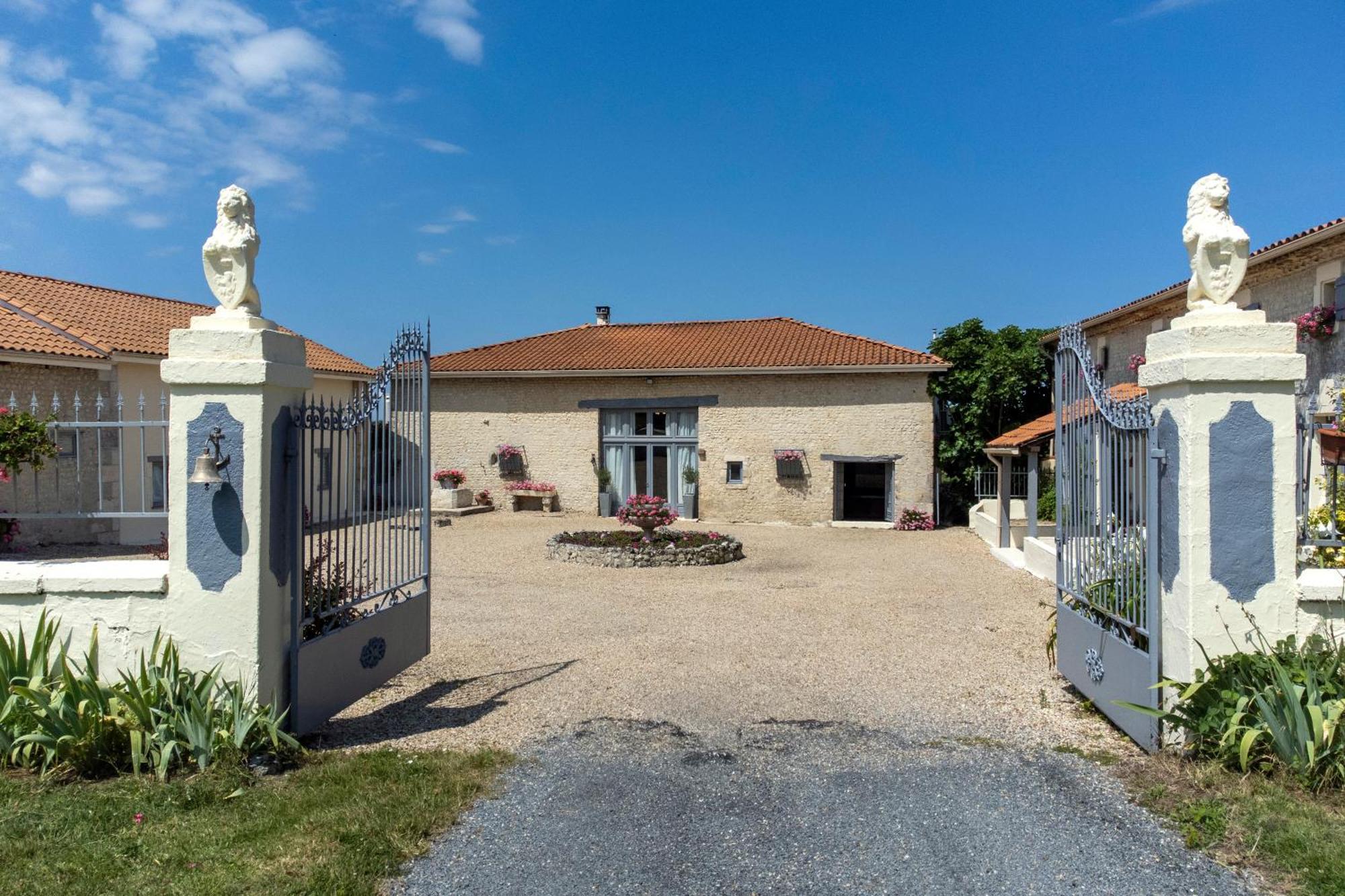 مبيت وإفطار Berneuil  Domaine Chez Les Rois المظهر الخارجي الصورة